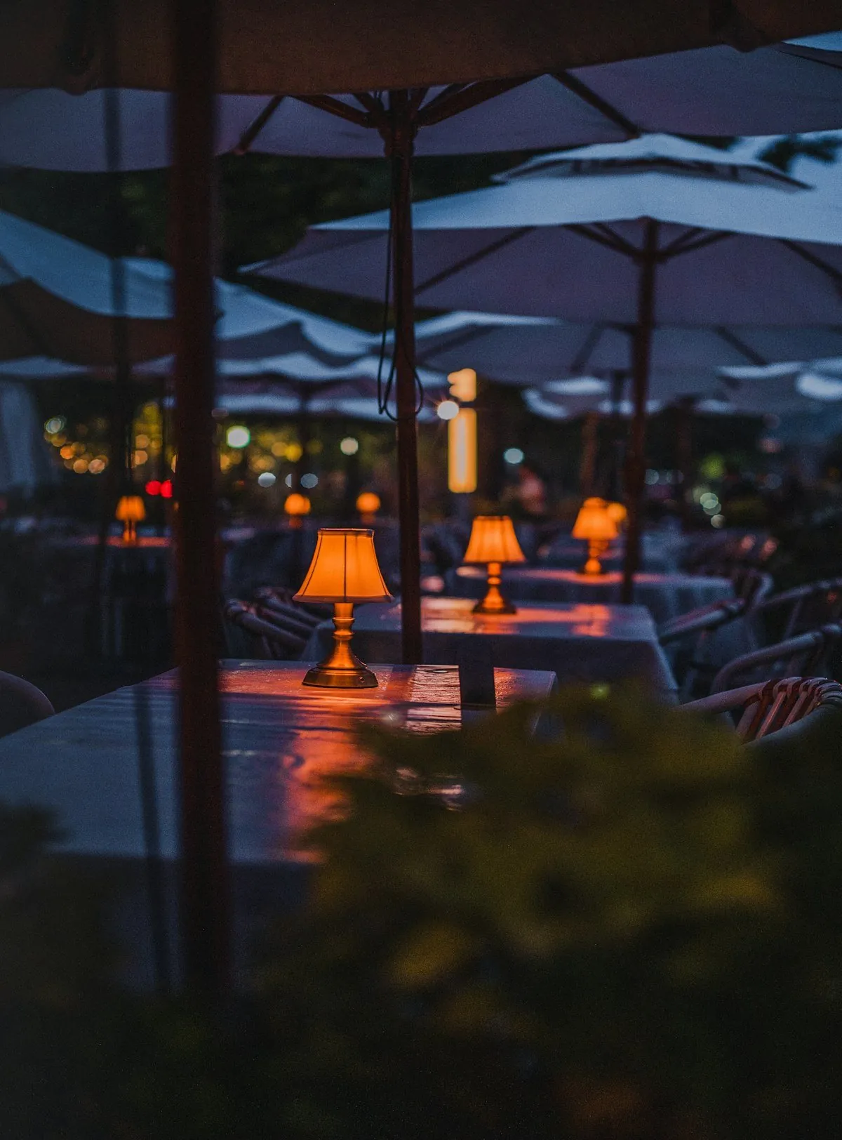 Uteservering på restaurang i kvällsljus